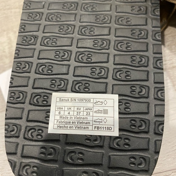 Sanuk - super soft and cushioned flip flops Women’s size 6 - Picture 2 of 5